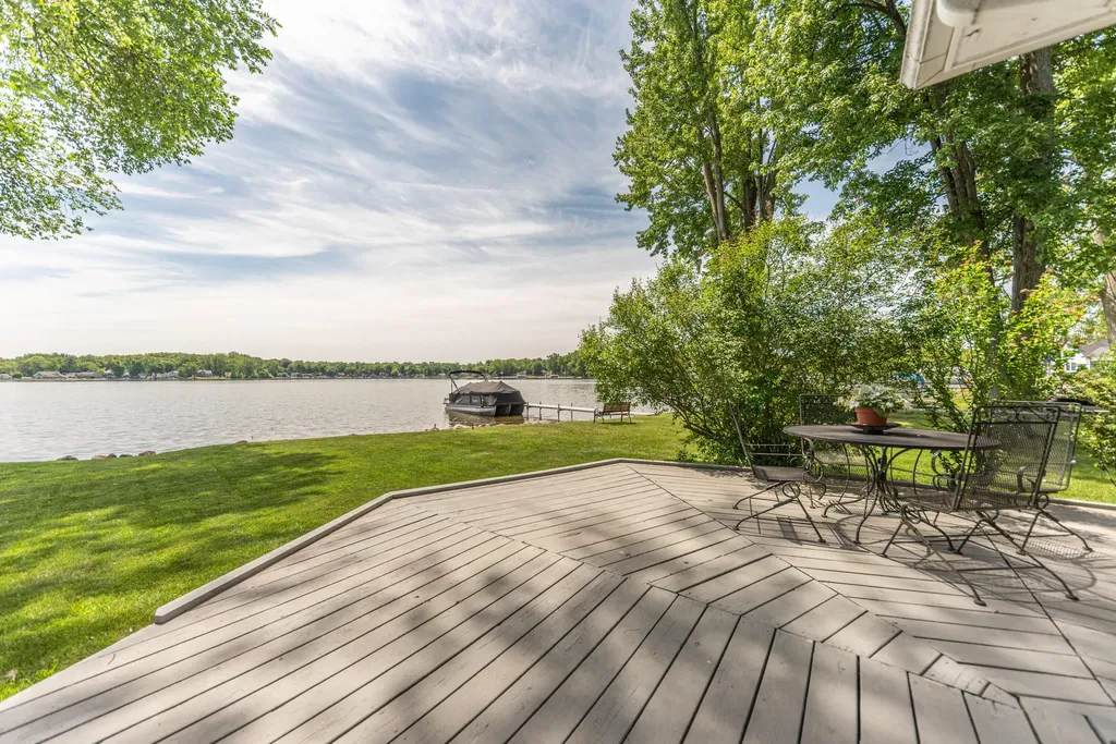 9547 Crestline Drive Hamburg Township MI 48169