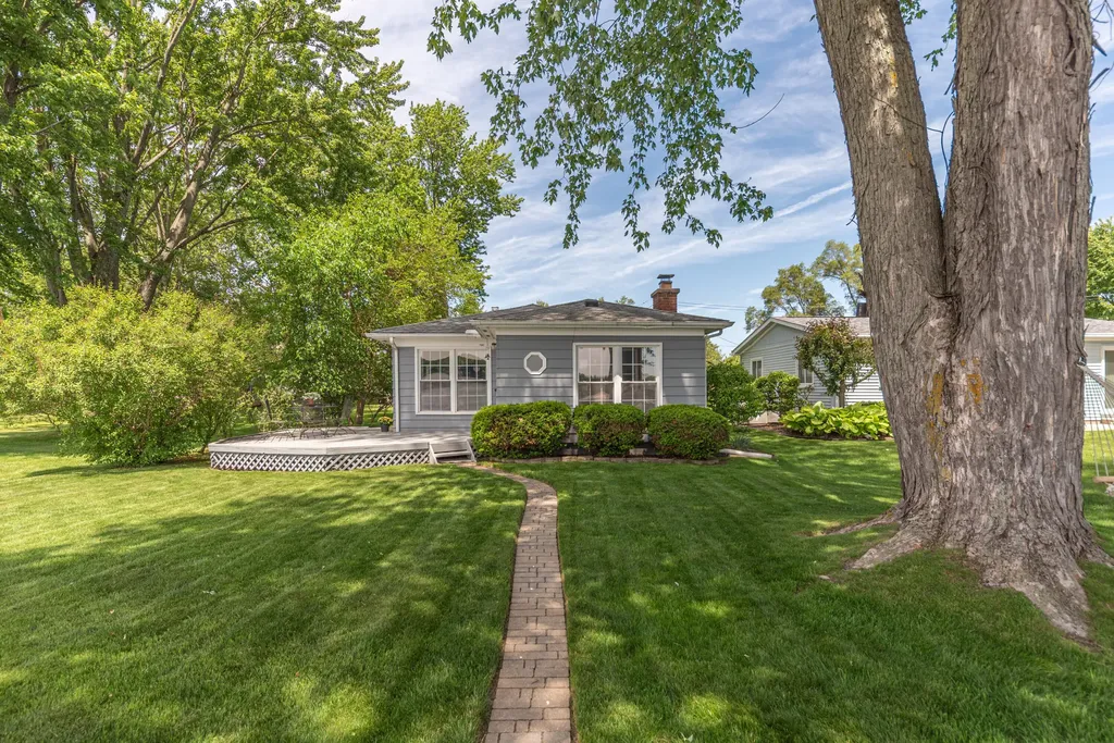 9547 Crestline Drive Hamburg Township MI 48169