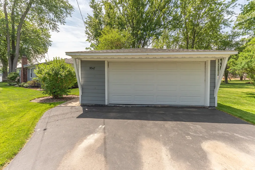 9547 Crestline Drive Hamburg Township MI 48169
