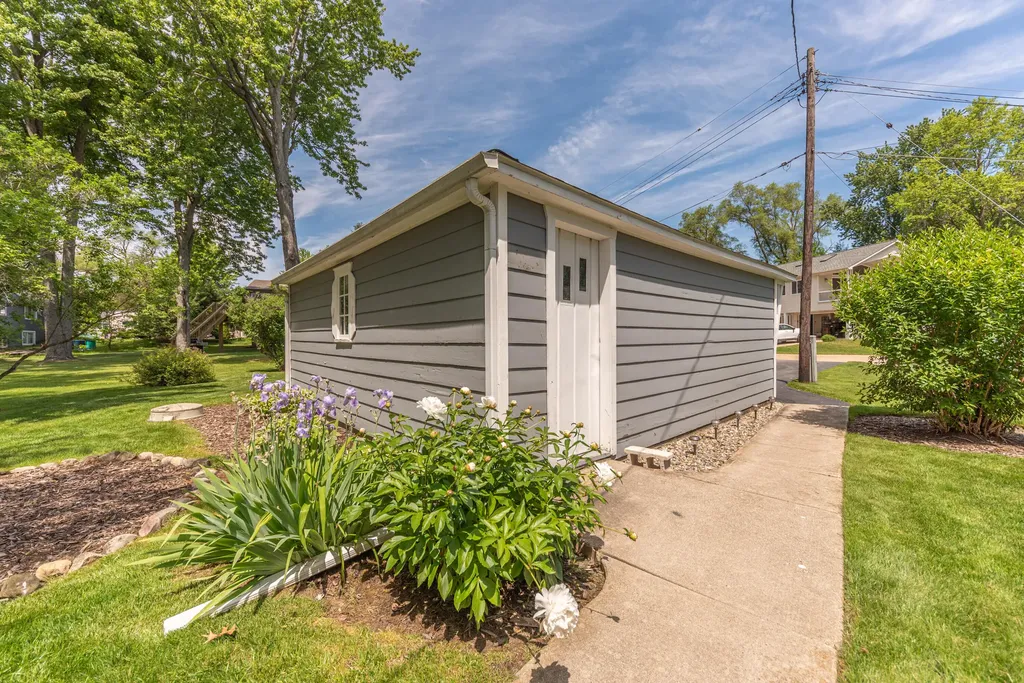 9547 Crestline Drive Hamburg Township MI 48169