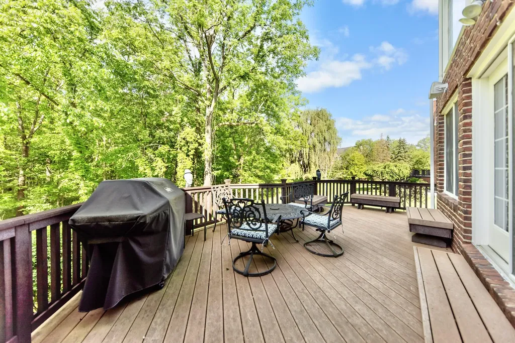 26375 Glenwood Drive Novi City MI 48374