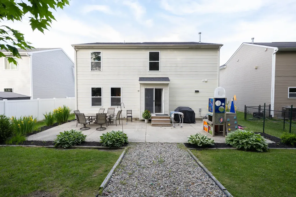 2717 Sycamore River Drive Handy Township MI 48836