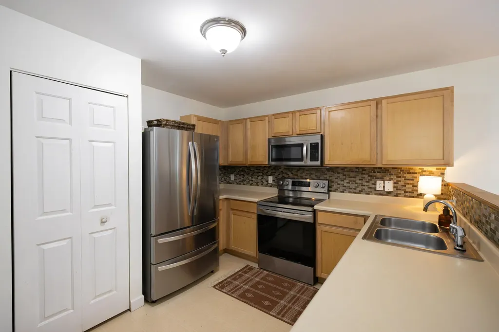 2717 Sycamore River Drive Handy Township MI 48836