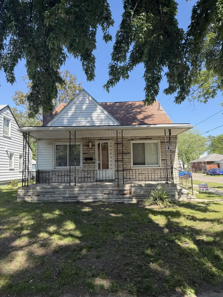 21004 Syracuse Avenue Warren City MI 48091