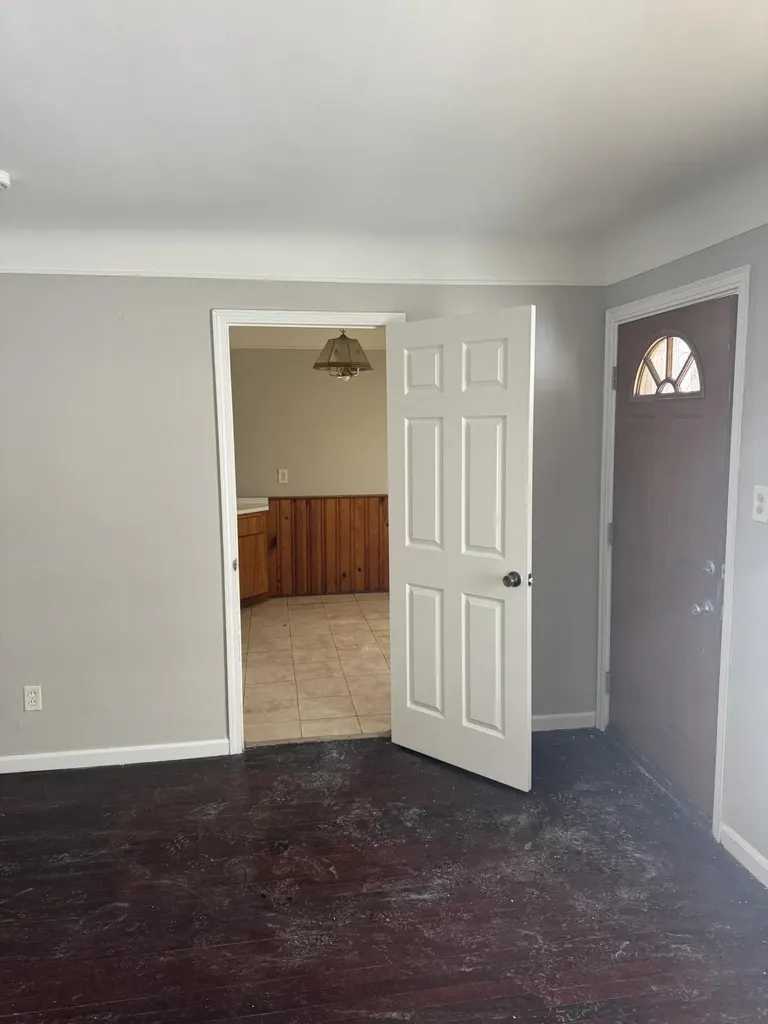 21004 Syracuse Avenue Warren City MI 48091