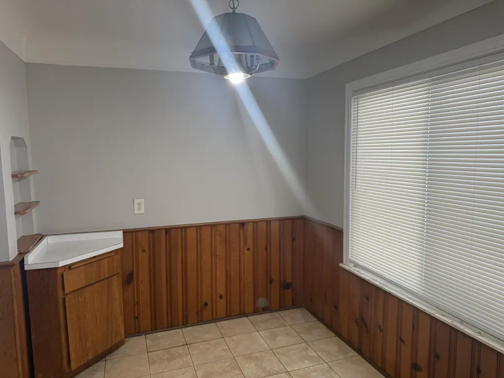 21004 Syracuse Avenue Warren City MI 48091