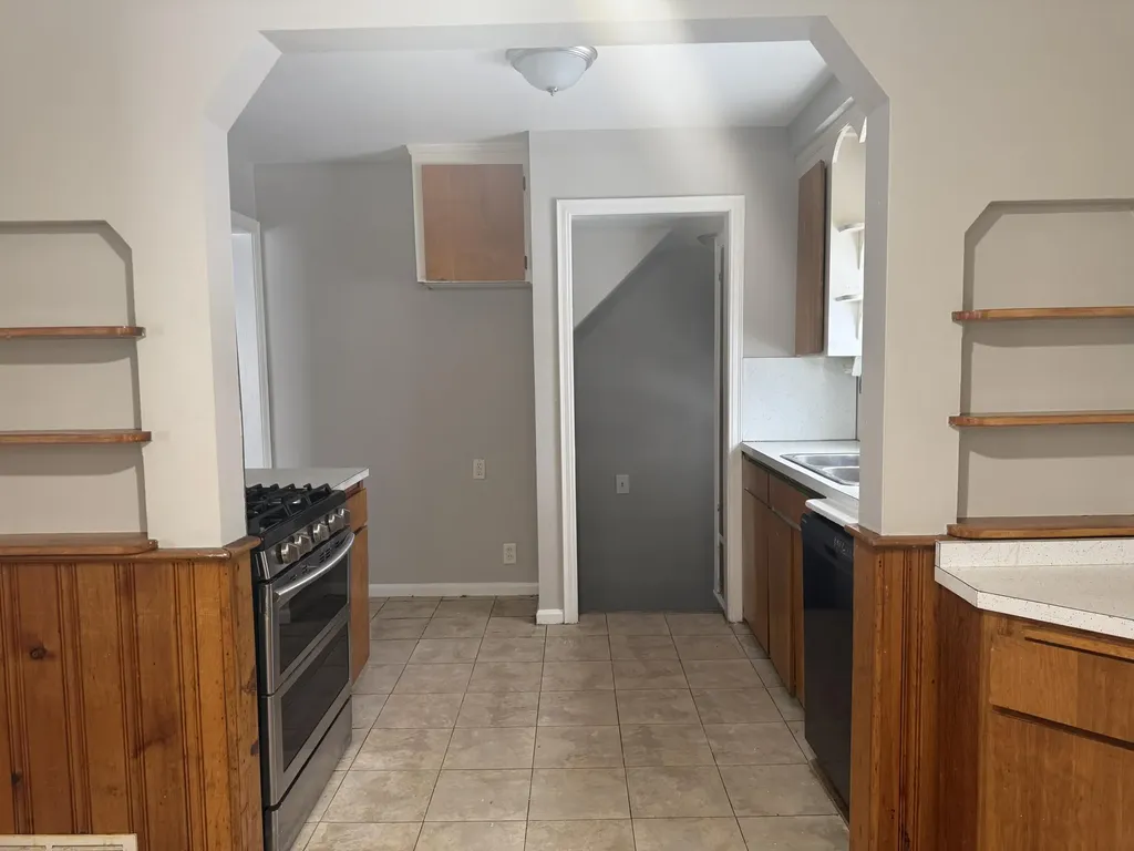 21004 Syracuse Avenue Warren City MI 48091