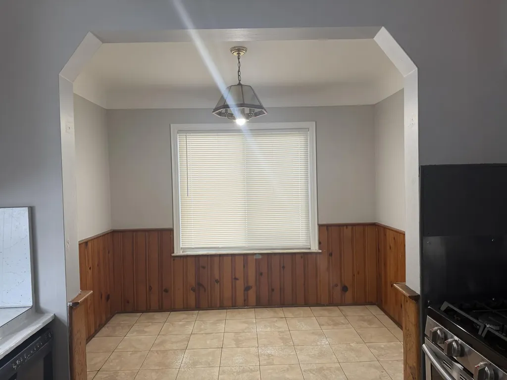 21004 Syracuse Avenue Warren City MI 48091
