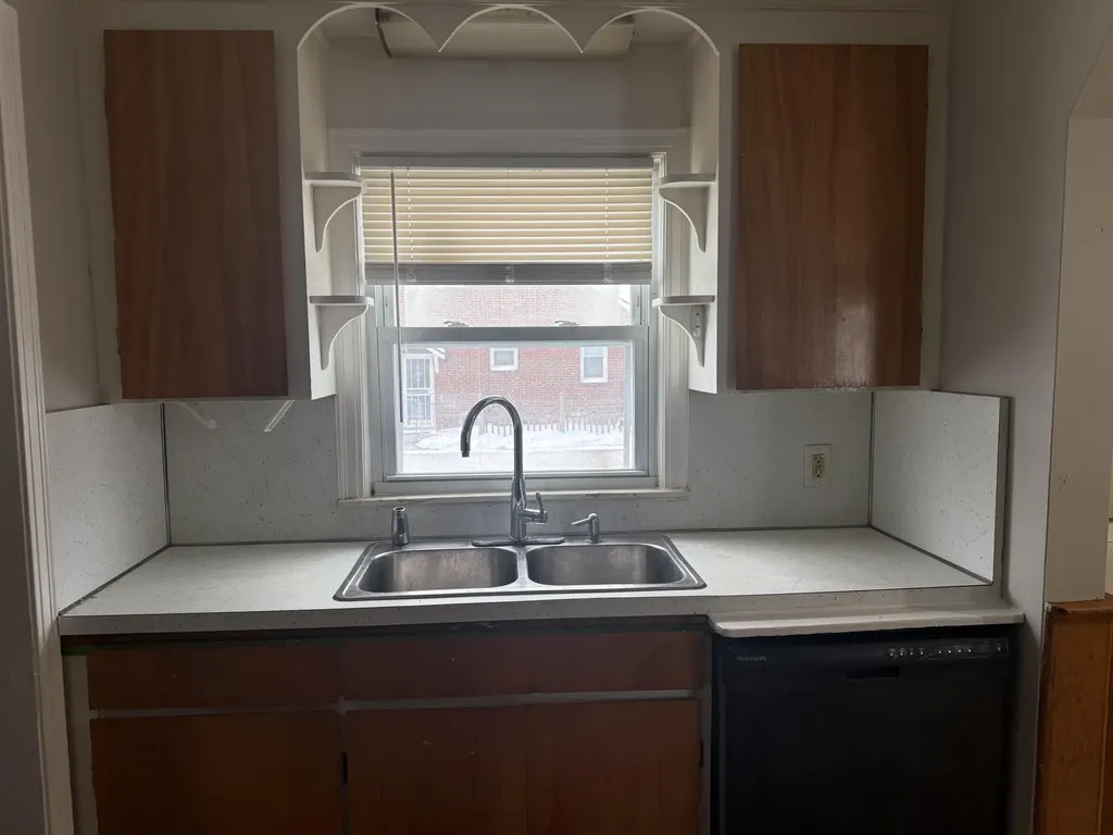 21004 Syracuse Avenue Warren City MI 48091