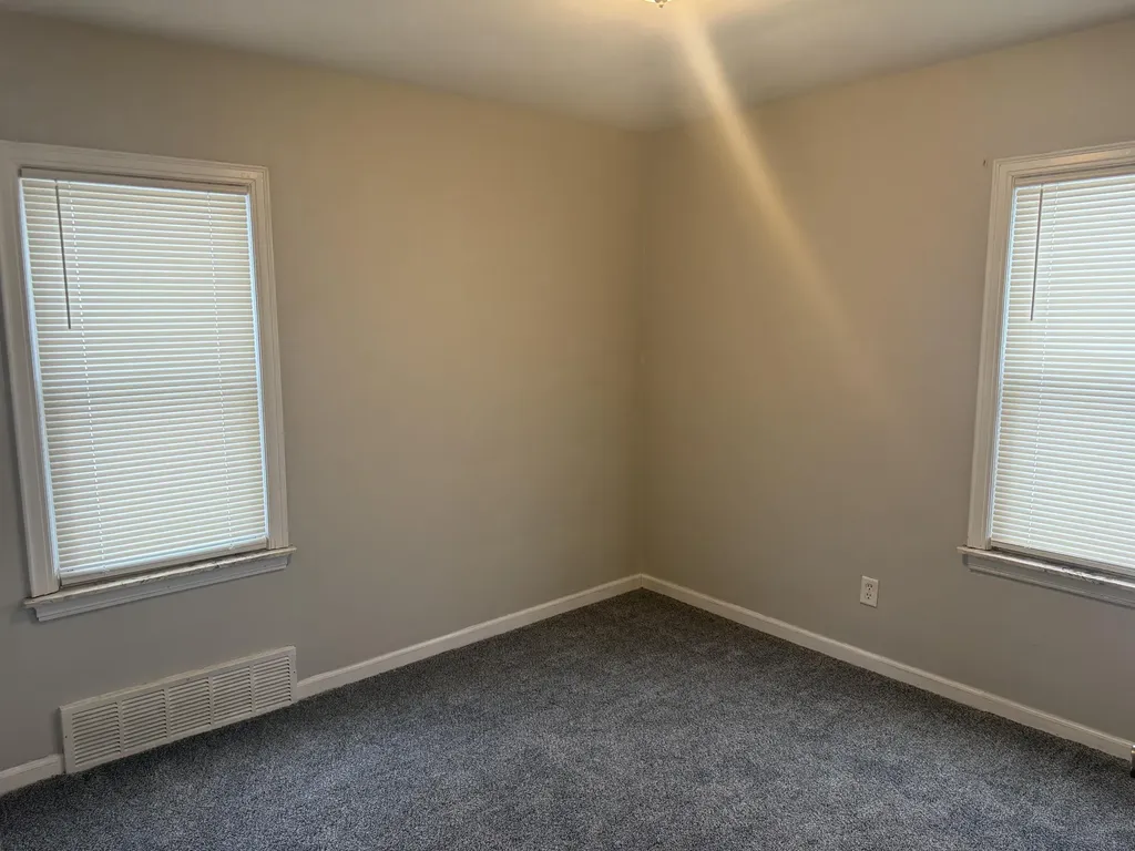 21004 Syracuse Avenue Warren City MI 48091