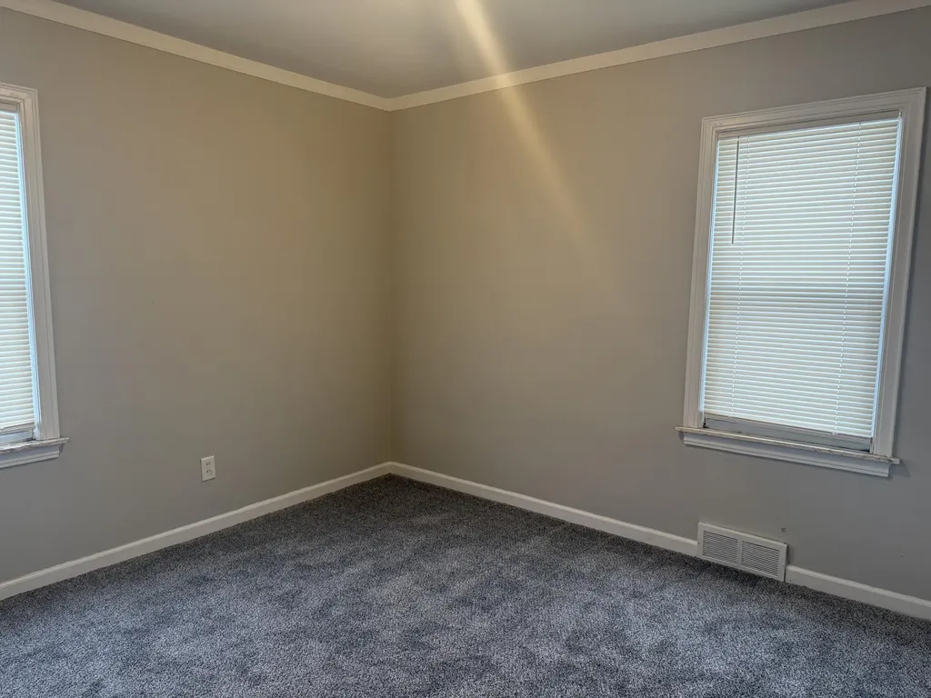 21004 Syracuse Avenue Warren City MI 48091