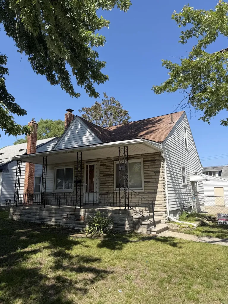 21004 Syracuse Avenue Warren City MI 48091