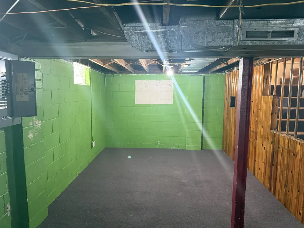 21004 Syracuse Avenue Warren City MI 48091