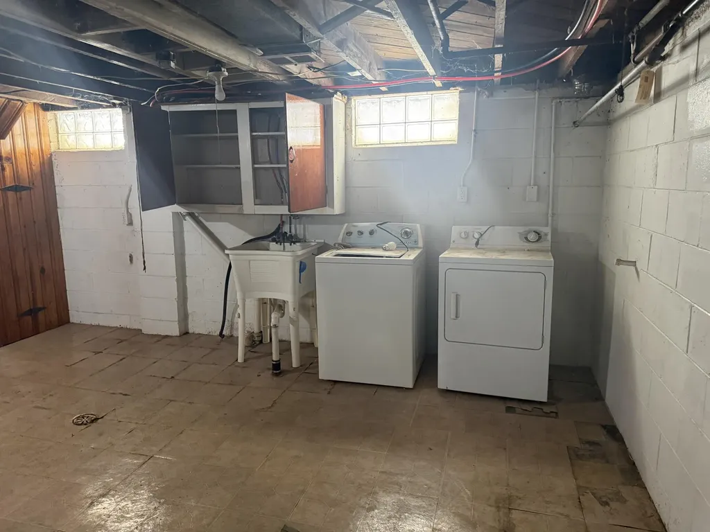 21004 Syracuse Avenue Warren City MI 48091