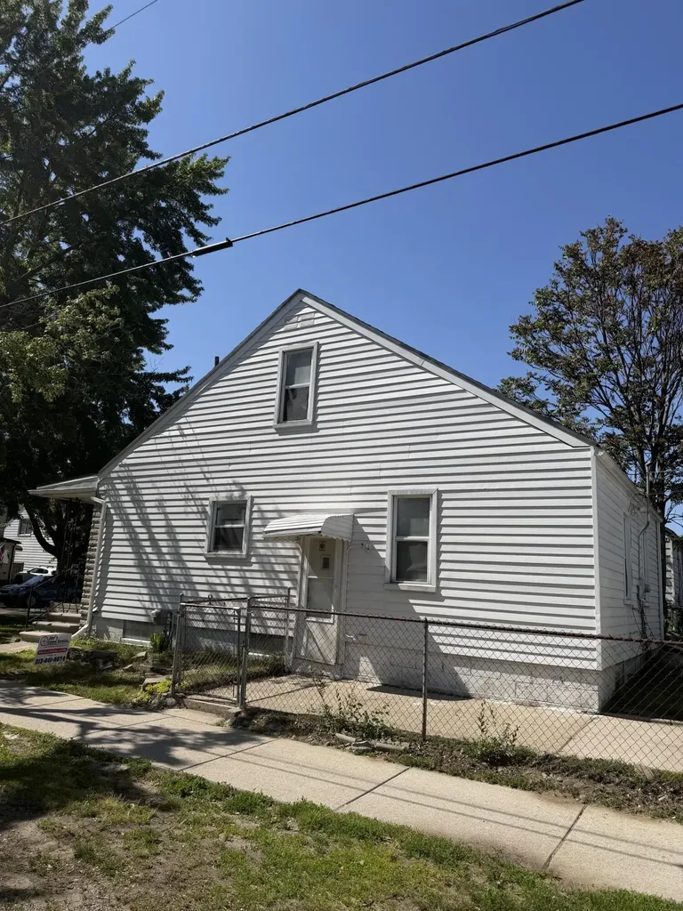21004 Syracuse Avenue Warren City MI 48091