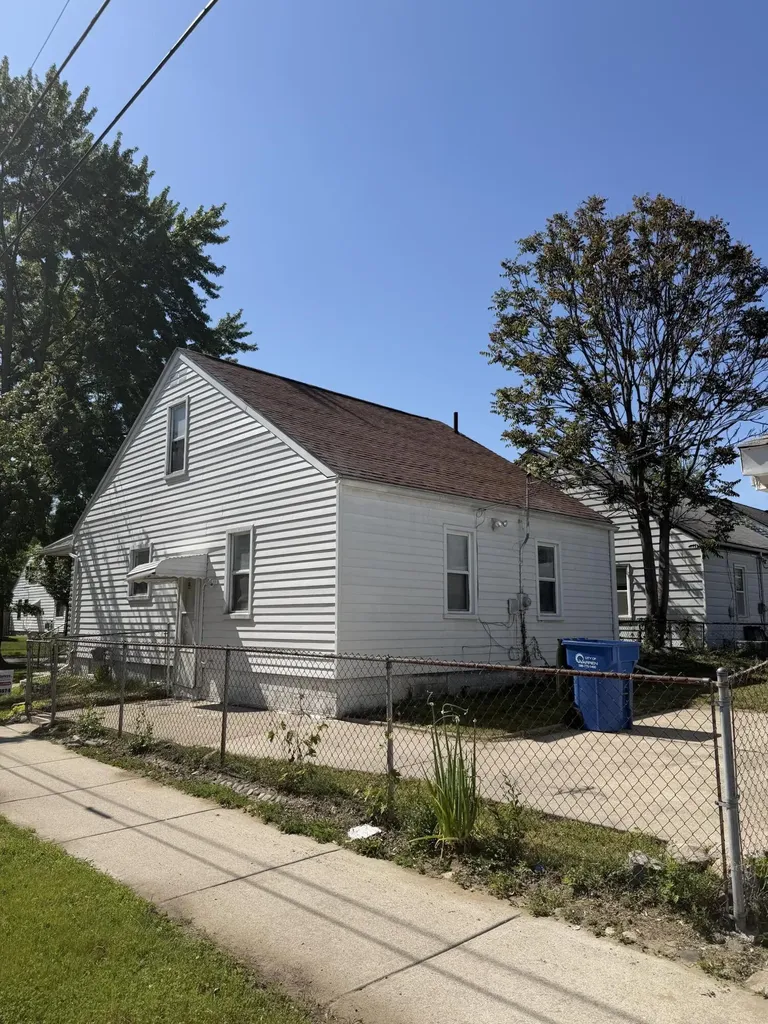 21004 Syracuse Avenue Warren City MI 48091