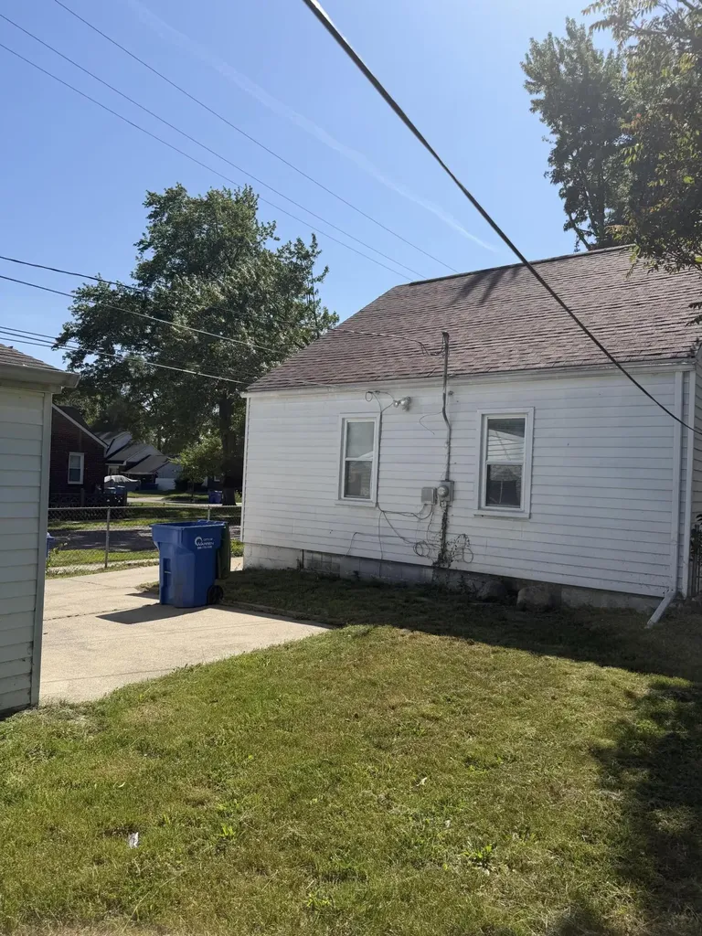 21004 Syracuse Avenue Warren City MI 48091