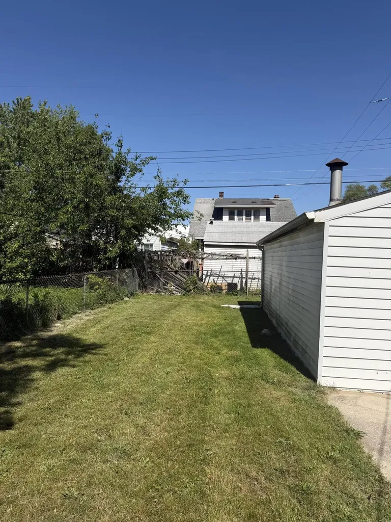 21004 Syracuse Avenue Warren City MI 48091