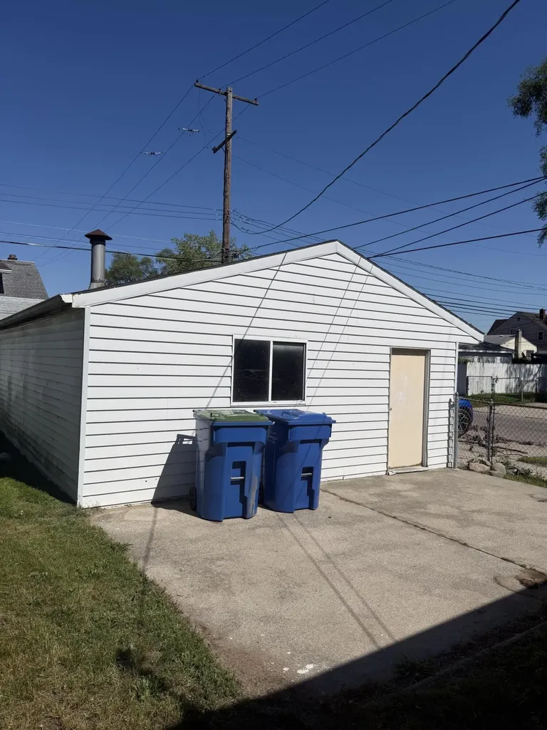 21004 Syracuse Avenue Warren City MI 48091