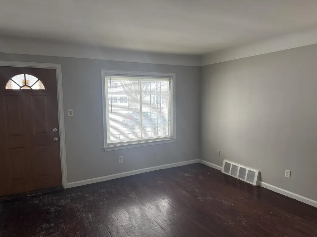 21004 Syracuse Avenue Warren City MI 48091
