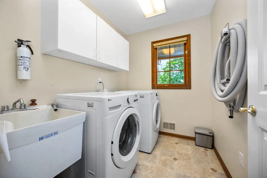 624 Woodhill Drive Saline City MI 48176