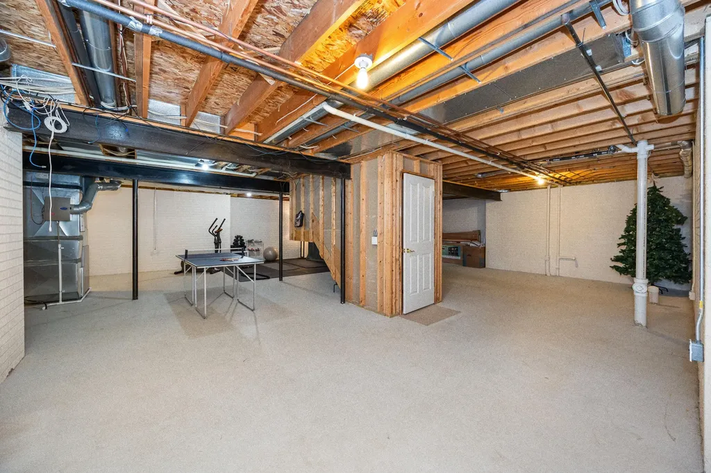 624 Woodhill Drive Saline City MI 48176