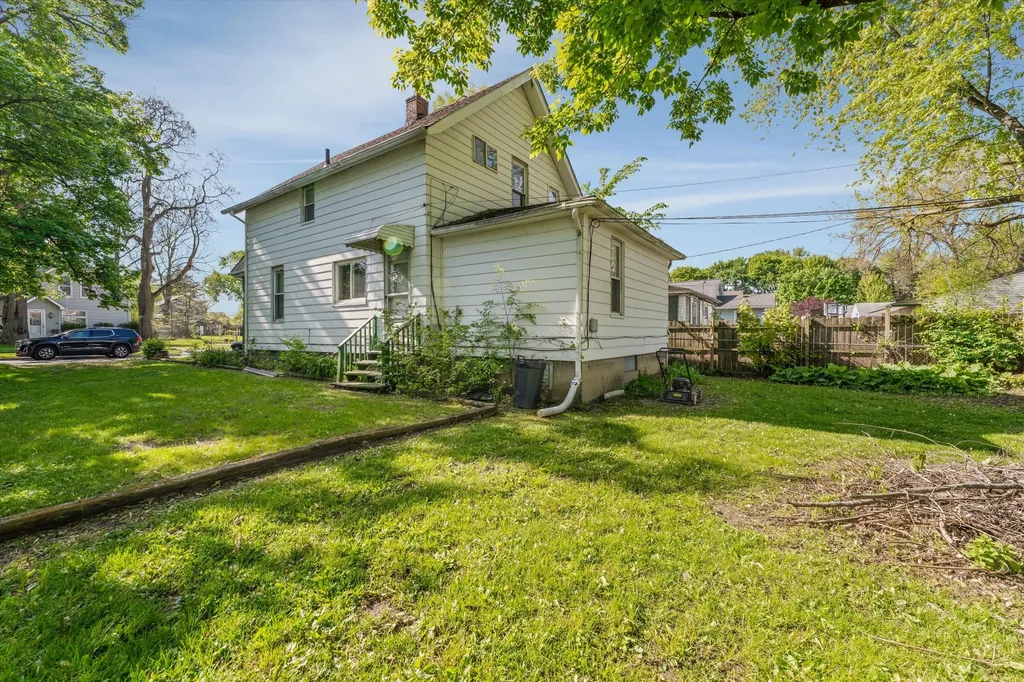 16 Leslie Street Mt. Clemens City MI 48043