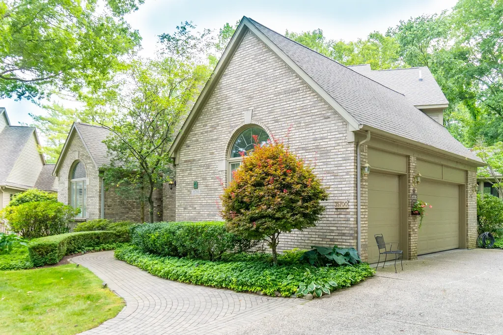 35700 Cross Creek N Farmington Hills City MI 48331