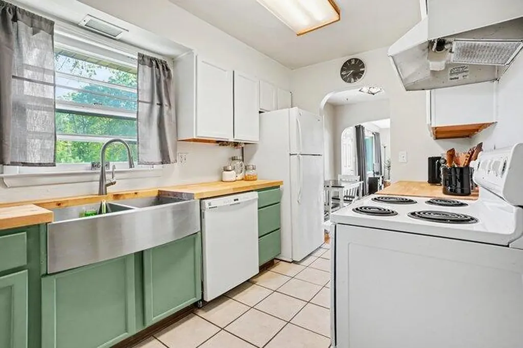 33150 Evelyn Avenue Antwerp Township MI 49079