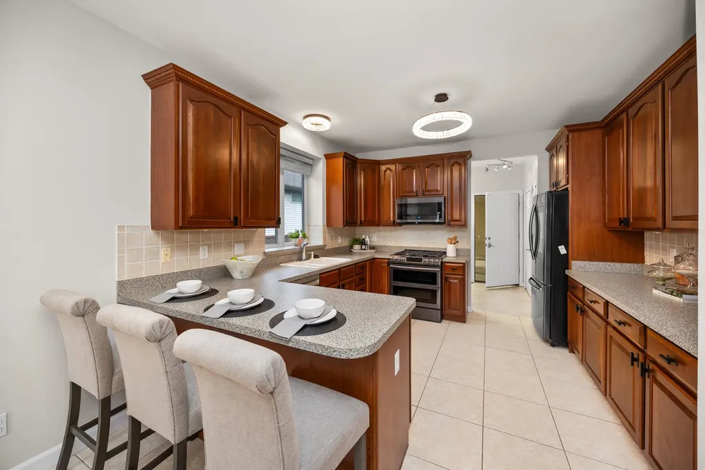 22273 Abington Drive Farmington Hills City MI 48335