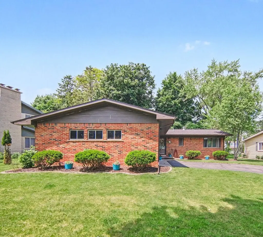 17 Sycamore Drive Chelsea City MI 48118