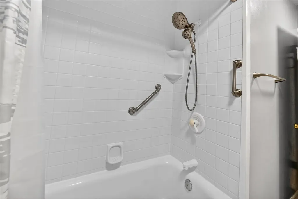 385 Hollywood Drive Saline City MI 48176