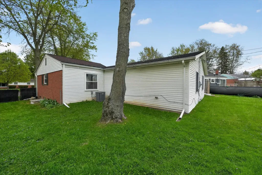 385 Hollywood Drive Saline City MI 48176