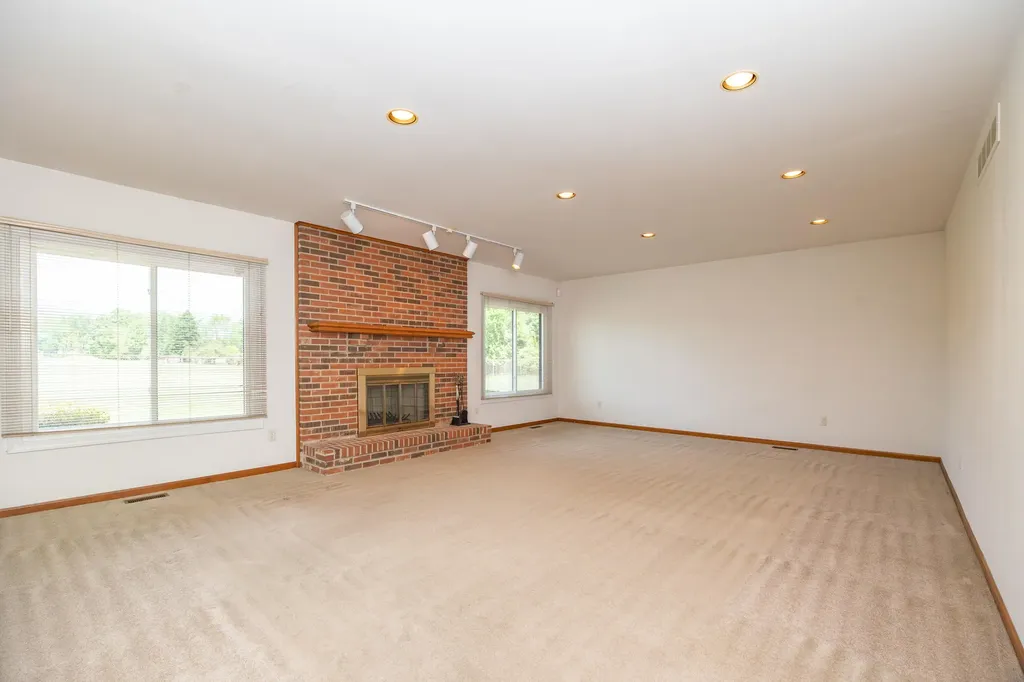 2377 Duke Drive Troy City MI 48085
