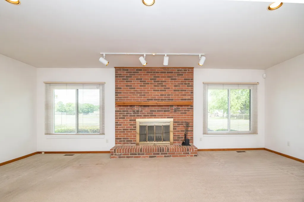 2377 Duke Drive Troy City MI 48085