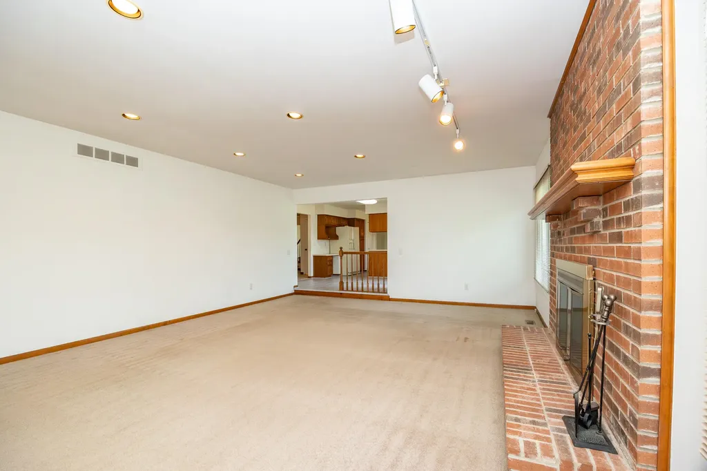 2377 Duke Drive Troy City MI 48085