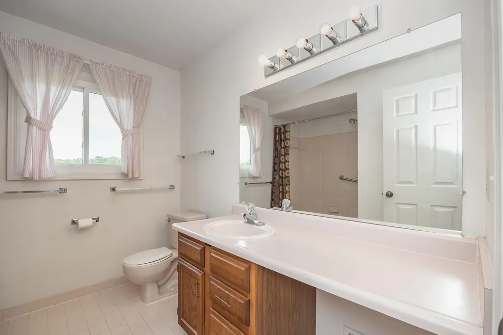 2377 Duke Drive Troy City MI 48085