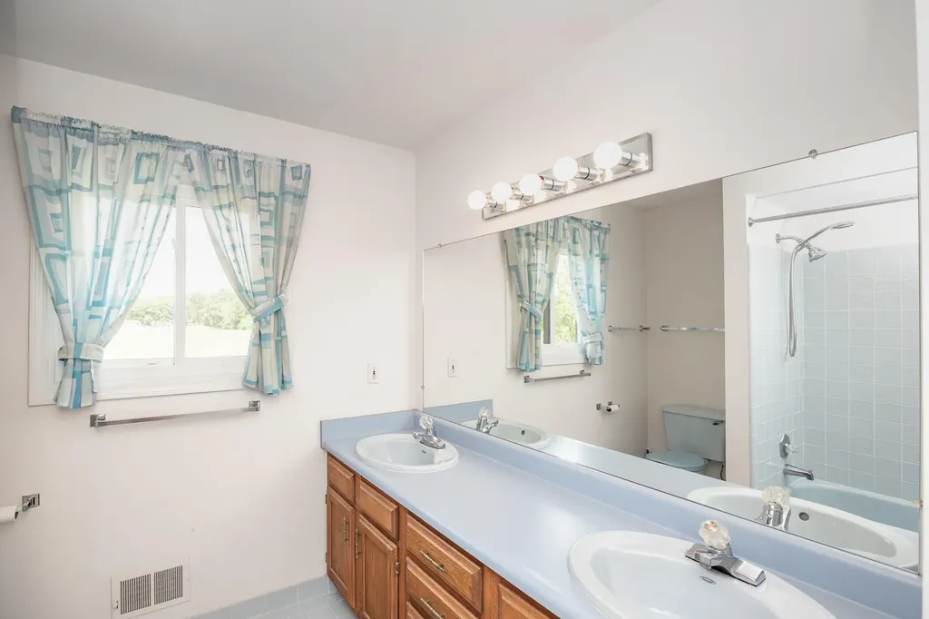 2377 Duke Drive Troy City MI 48085