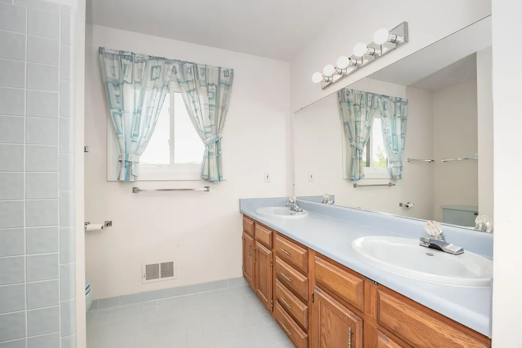 2377 Duke Drive Troy City MI 48085