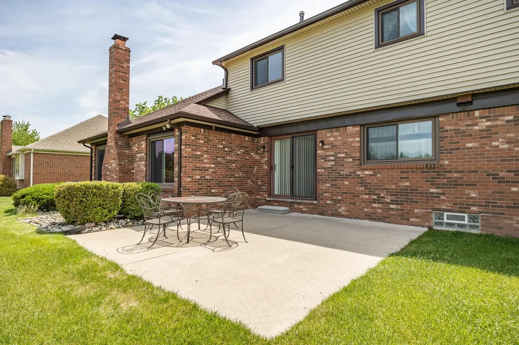 2377 Duke Drive Troy City MI 48085