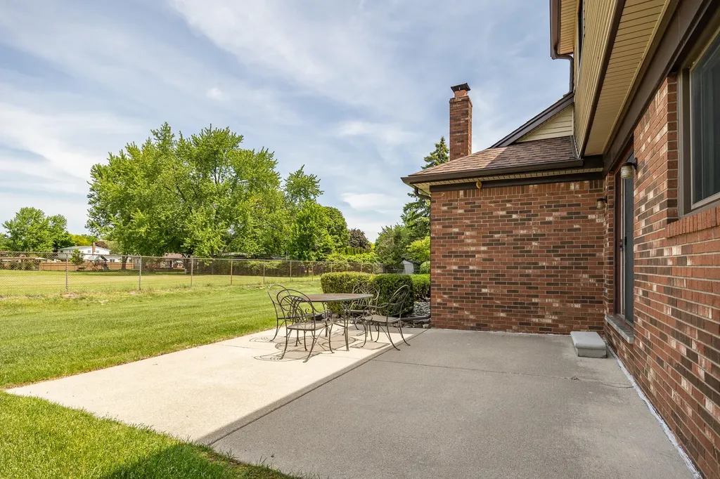 2377 Duke Drive Troy City MI 48085