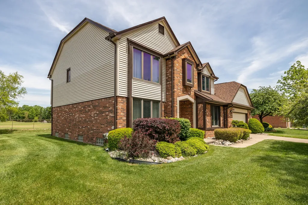 2377 Duke Drive Troy City MI 48085