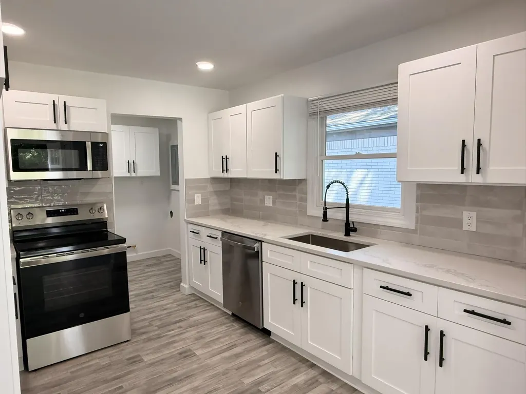 6145 N Dowling Avenue Westland City MI 48185