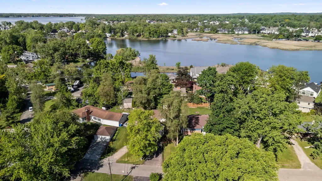 1008 Beachland Boulevard Waterford Charter Township MI 48328