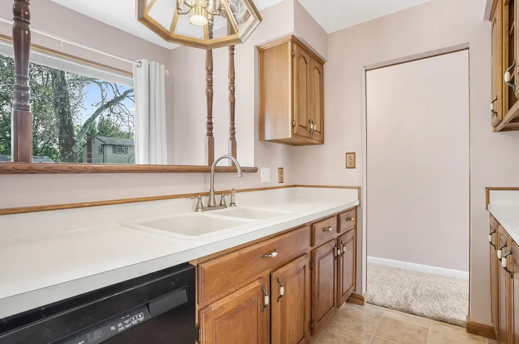 35046 Nancy Street Westland City MI 48186