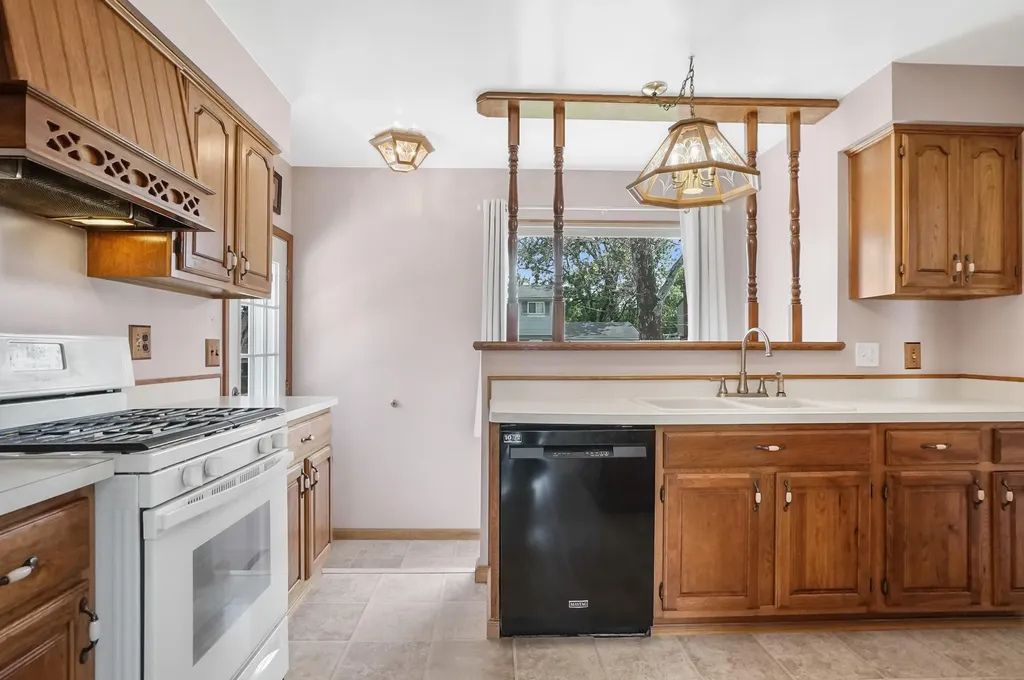 35046 Nancy Street Westland City MI 48186