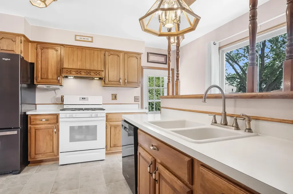 35046 Nancy Street Westland City MI 48186