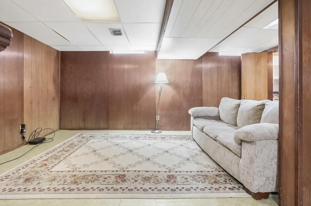 35046 Nancy Street Westland City MI 48186