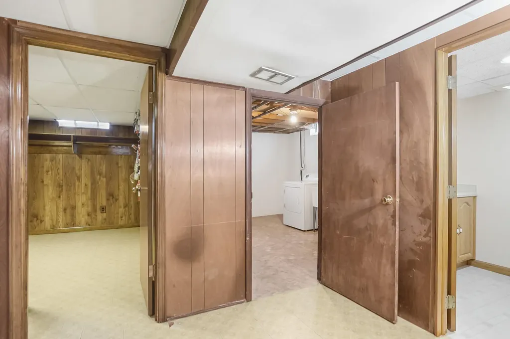 35046 Nancy Street Westland City MI 48186