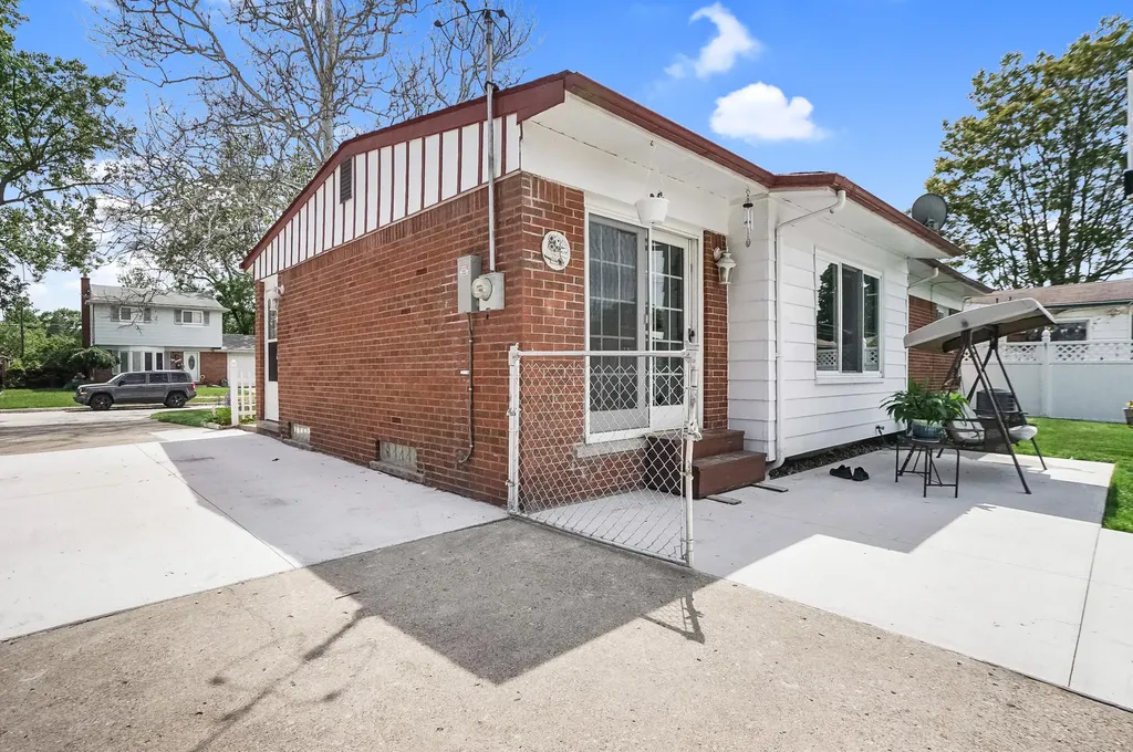 35046 Nancy Street Westland City MI 48186